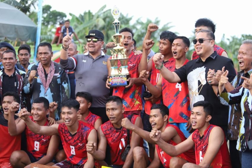 Bupati dan Wabup Batubara Tutup Turnamen Voli, Tim Pendawa Raih Juara I