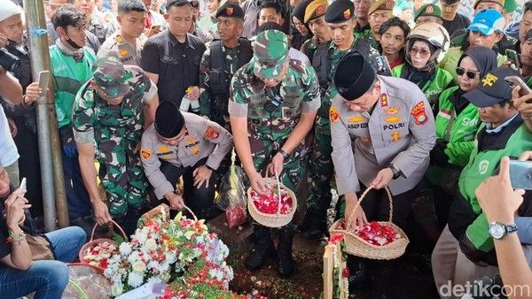 Kapolda Metro Jaya Tabur Bunga di Makam Pengemudi Ojol yang Tewas Dilindas Rantis Brimob