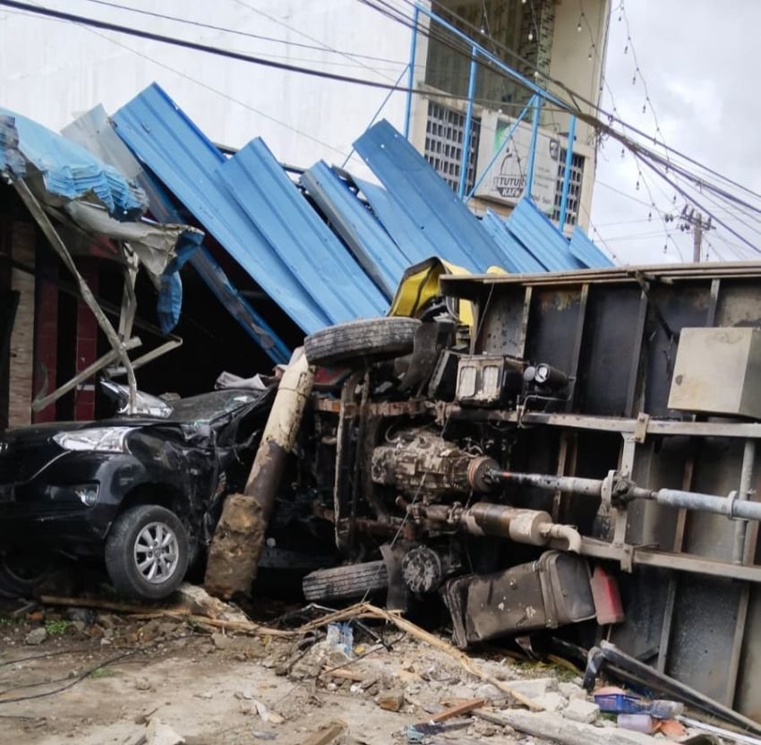Truk Box Diduga Rem Blong Tabrak Warga di Sumbul, 1 Meninggal dan 1 Kritis