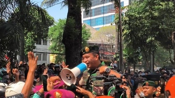 Asintel Kaskostrad Tenangkan Massa Demo Terkait Tewasnya Driver Ojol
