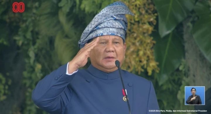 Pimpin Upacara Penurunan Bendera, Prabowo Pakai Baju Adat Melayu Tanjak Biru