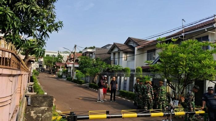 TNI Jaga Rumah Menkeu Sri Mulyani Pasca Dijarah