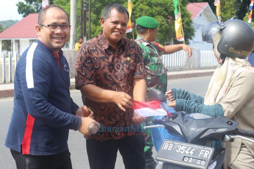 SMKN- I Padangsidimpuan Bagikan Bendera kepada Masyarakat dan Pengendara