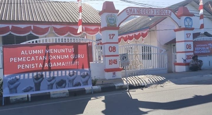 SMA Negeri 3 Sibolga Dihiasi Papan Bunga Desak Pencopotan Oknum Guru Dugaan Penistaan Agama