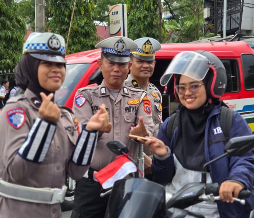 Sambut HUT RI ke-80, Polres Pematangsiantar Bagikan Bendera Merah Putih ke Pengendara