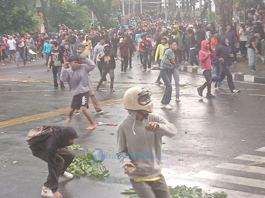 Demo di Depan DPRD Sumut Ricuh Polisi Dilempari Batu, Sejumlah Provokator Diamankan