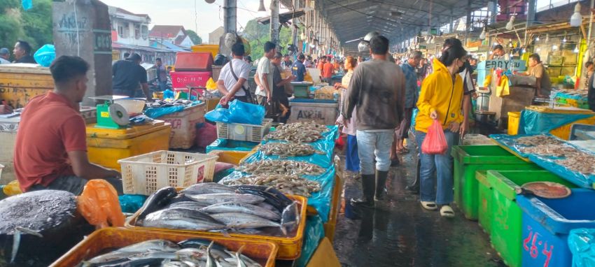 Stok Bahan Pokok Melimpah di Pasar Medan, Tapi Sepi Pembeli
