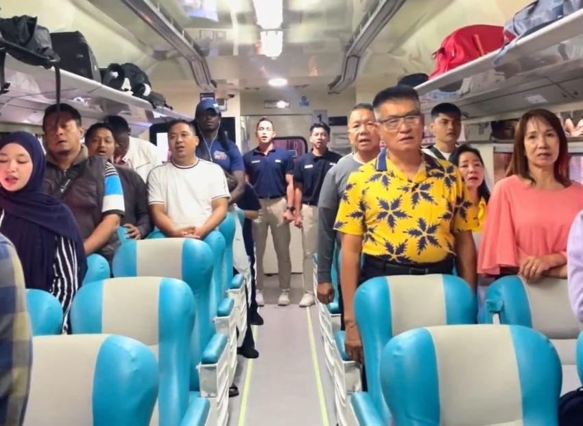 KAI Divre I Sumut Bagikan Kejutan Spesial HUT ke-80 RI, Ajak Pelanggan Nyanyikan Indonesia Raya