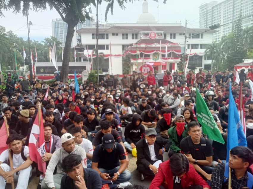 Demo Di DPRD Sumut Ricuh