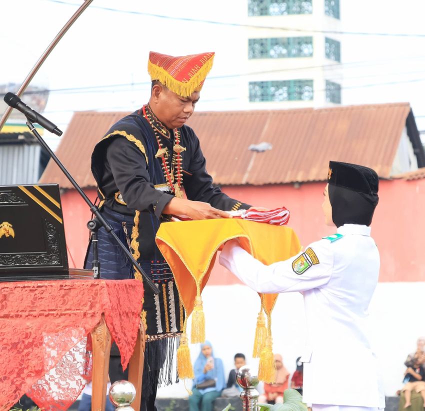 Kenakan Busana Adat Pakpak, Bupati Sergai Pimpin Upacara Peringatan HUT Ke-80 Kemerdekaan RI