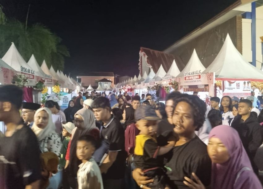 Menjelang Puncak HUT ke-80, Sabtu Malam Kota Pandan Dipadati Kendaraan