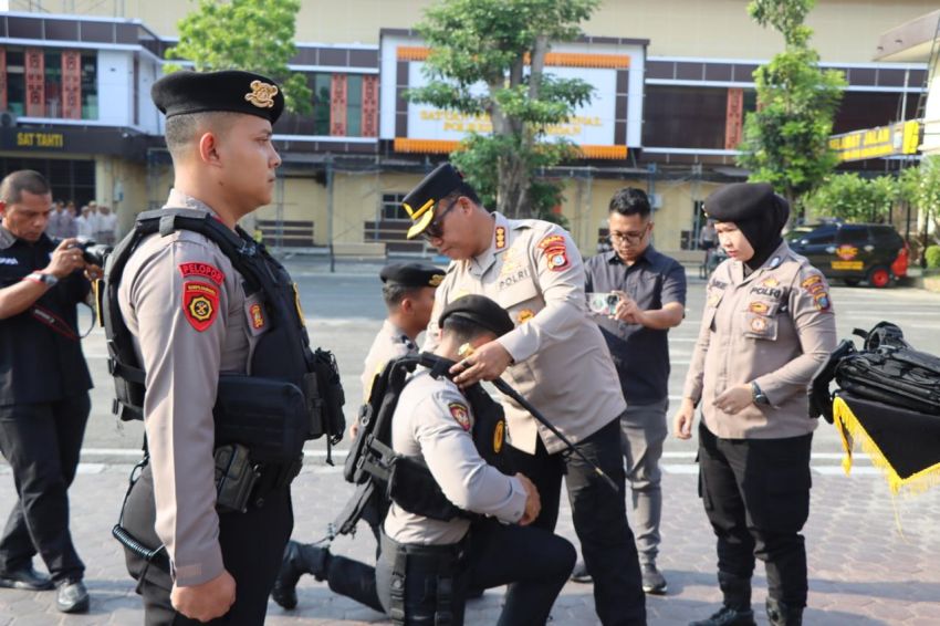 Kapolrestabes Medan Serahkan Puluhan Rompi Anti Sayat untuk Tim Patroli Presisi Samapta