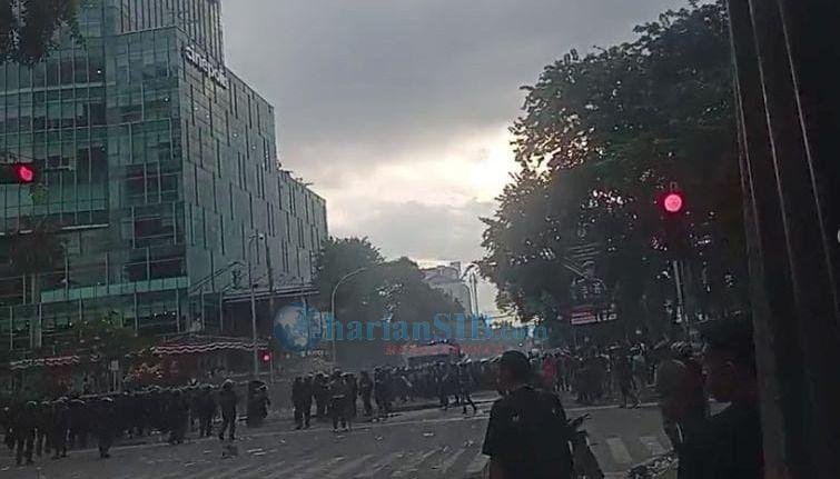 Aksi Demo di Medan, Polisi Terkena Lemparan Batu, Balas dengan Semprotan Air dan Gas Air Mata