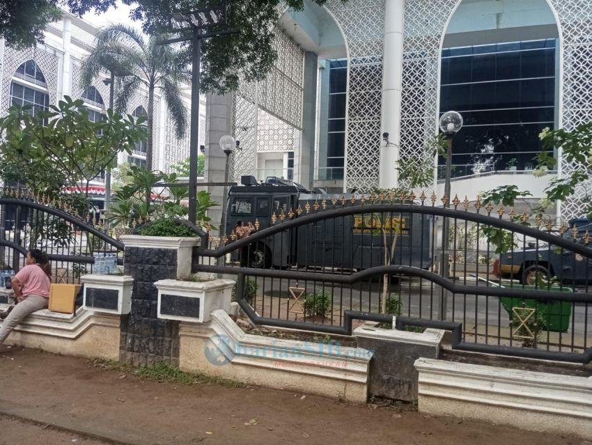 Gedung DPRD Sumut Terpantau Masih Sepi, Pedagang Berjualan, Polisi Berjaga