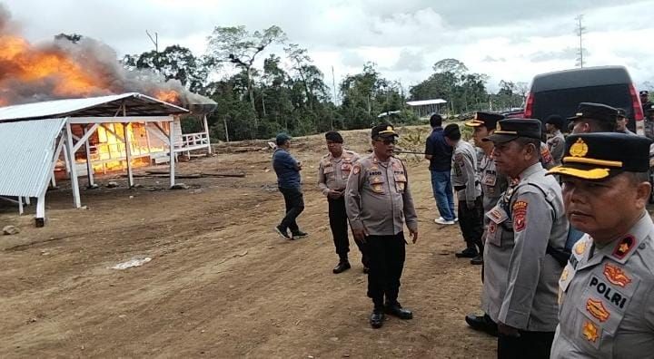 Ratusan Warga Bakar Bakar Mes PT GRUTI