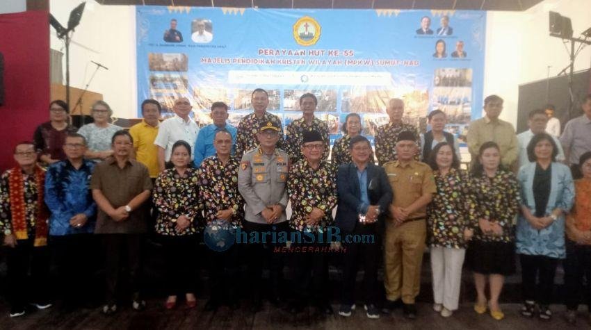 Dr RE Nainggolan Buka Festival Paduan Suara HUT ke 55 MPKW