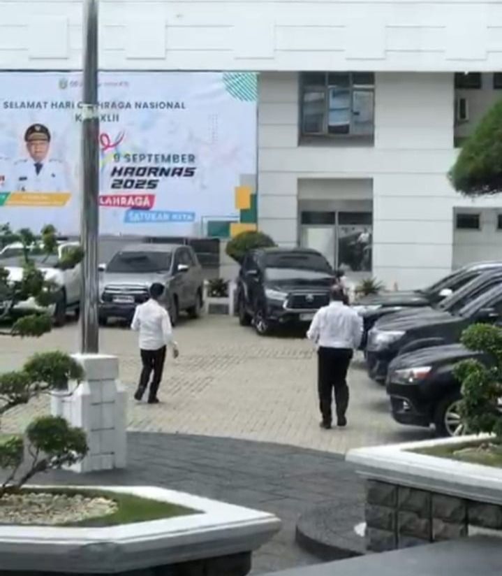 Kadis Kesehatan Kabur Saat Ditanya Kasus Smart Board