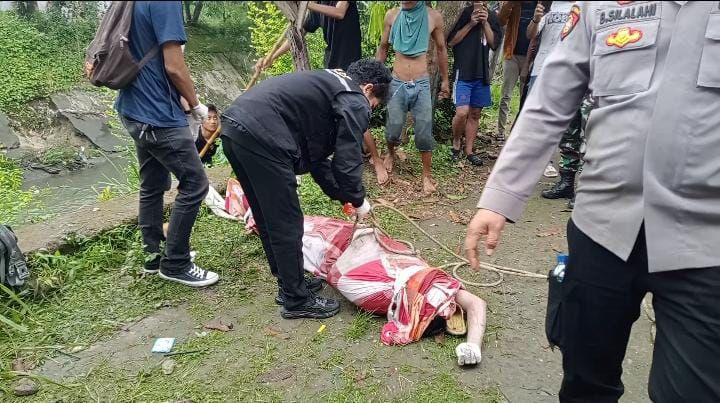 Mayat Pria Bertubuh Besar Tanpa Identitas Ditemukan di Parit Busuk Medan Barat, Diduga Korban Pembunuhan