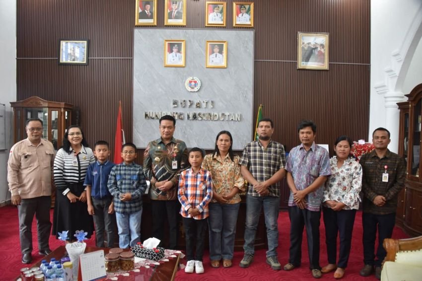 Tiga Siswa SD Asal Humbahas Ikut Lomba Gasing Tingkat Nasional di Banyuwangi