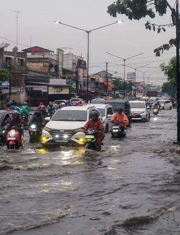 Drainase Buruk, Jalan KL Yos Sudarso dan Marelan Raya Kembali Terendam Banjir
