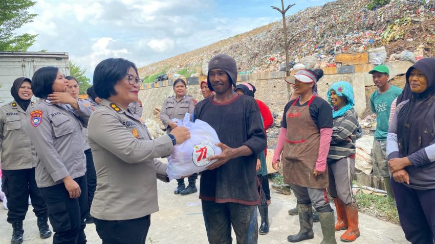 Tebar Kasih di Hari Jadi ke-77, Polwan Polda Sumut Bagikan 350 Paket Sembako