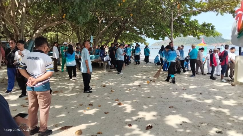 Pelindo Sibolga Aksi Bersih-Bersih Pantai Sambut Harhubnas 2025