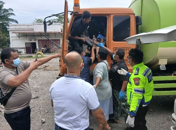 Polisi Evakuasi Supir Truk Tewas Dalam Kendaraan di Labuhanbatu