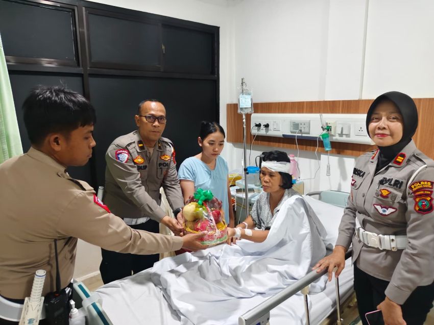Sambut HUT ke 70 Polantas, Kasat Lantas Bersama Personel Jenguk Korban Lalakantas