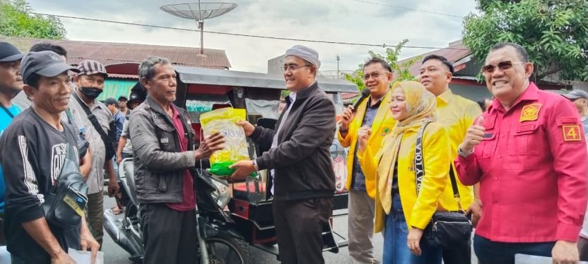 Golkar Sibolga Bagi 260 Sak Beras untuk Abang Becak