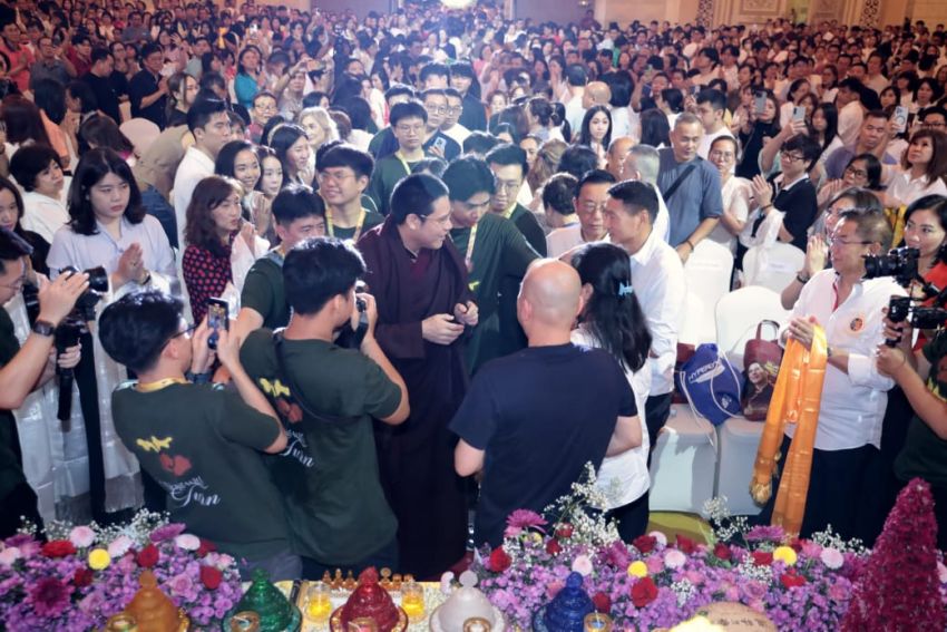 Ribuan Umat Buddha Ikuti Dhamma Talk Y.M Passang Rinpoche di Medan