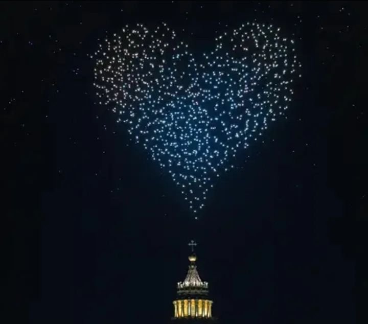 Atraksi Drone yang Membentuk Hati dan Merpati di Langit Vatikan