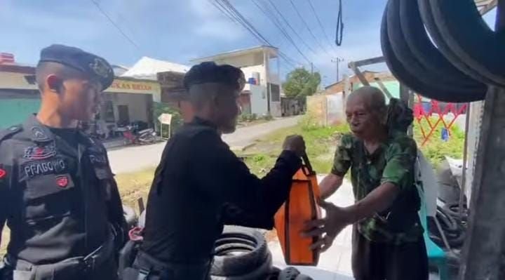 Brimob Polda Sumut Gelar “Minggu Kasih”, Bagikan Sembako ke Warga Medan