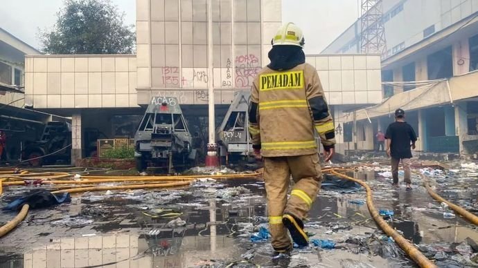 Gedung Eks Polres Jakpus Terbakar, Lima Orang Diduga Terlibat Diamankan Warga