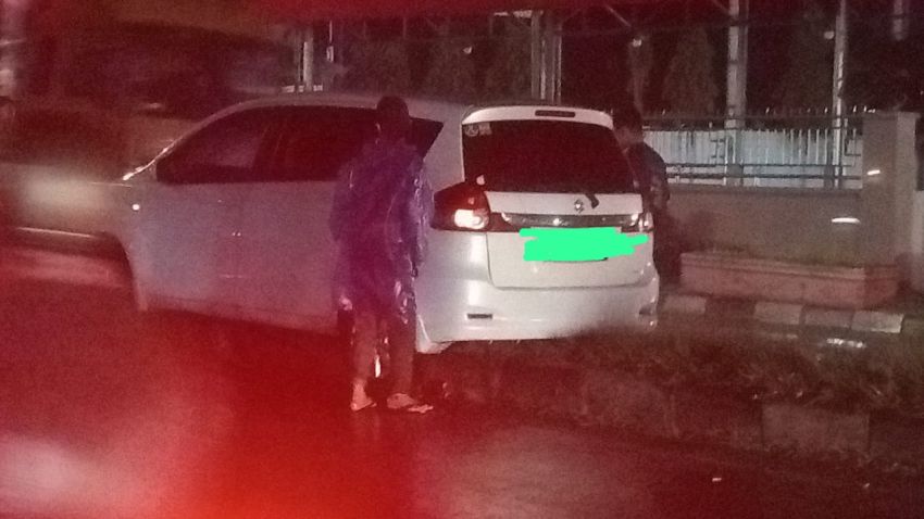 Minibus Ertiga Tersangkut di Pembatas Jalan Depan Mapolda Sumut