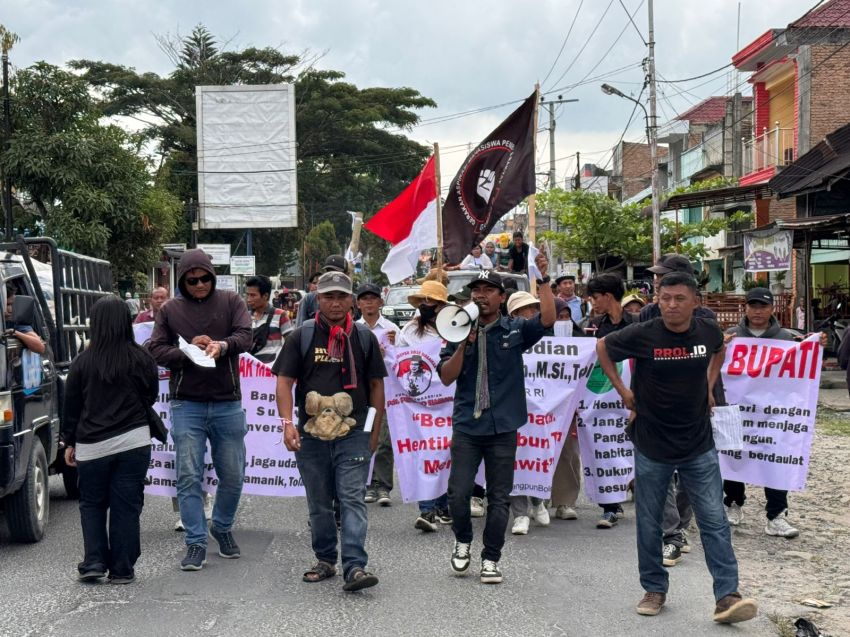 Warga Sidamanik Aksi Long March Tolak Konversi Kebun Teh ke Sawit