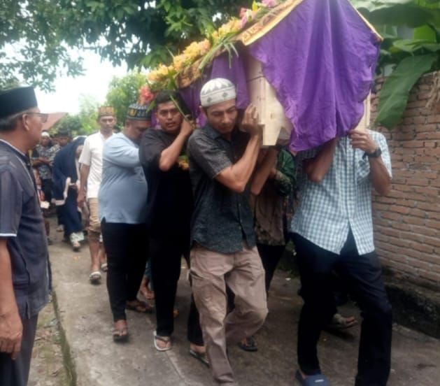 Tangis Pecah, Ratusan Warga dan Guru Iringi Pemakaman Korban Tawuran Geng Motor di Sergai