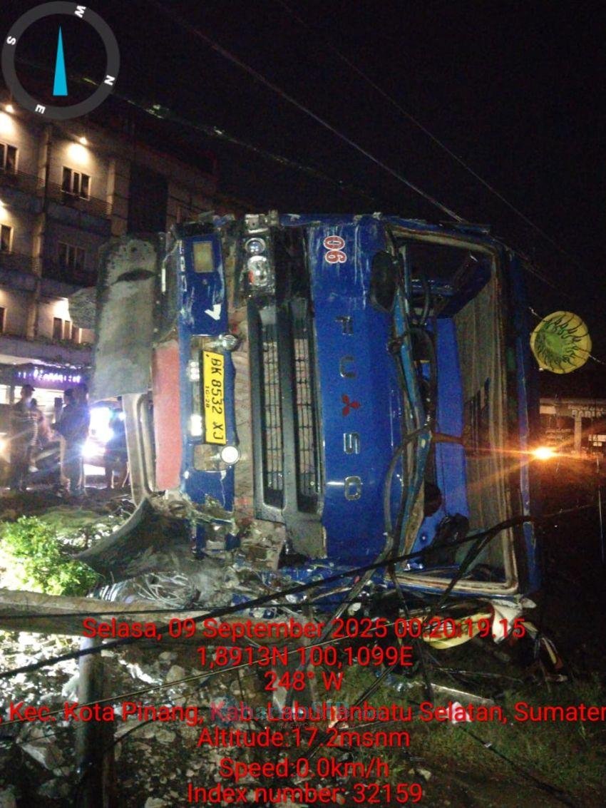 3 Jam Listrik Padam Akibat Tiang Listrik Ditabrak Truk Tronton di Jalinsum Torgamba