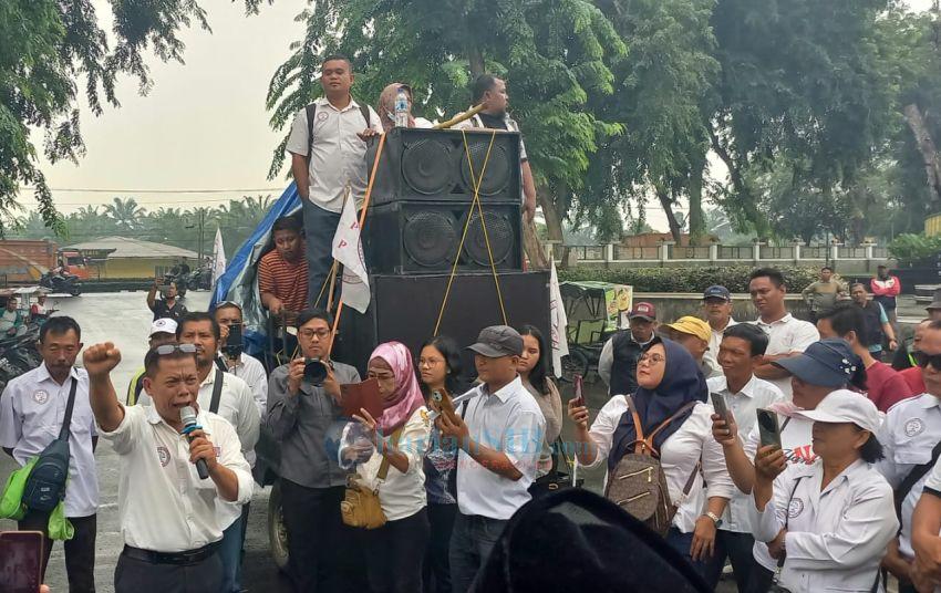 AMPK Unjuk Rasa di DPRD Deliserdang