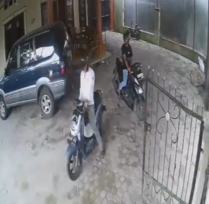 2 Pria Terekam CCTV Curi Sepeda Motor Milik Pekerja Konter Pulsa