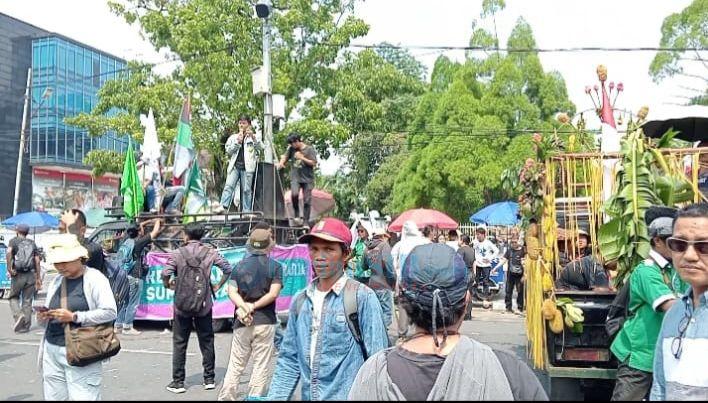 Tak Diterima di Kantor Gubernur, Ratusan Petani Sumut Lanjutkan Aksi ke DPRD