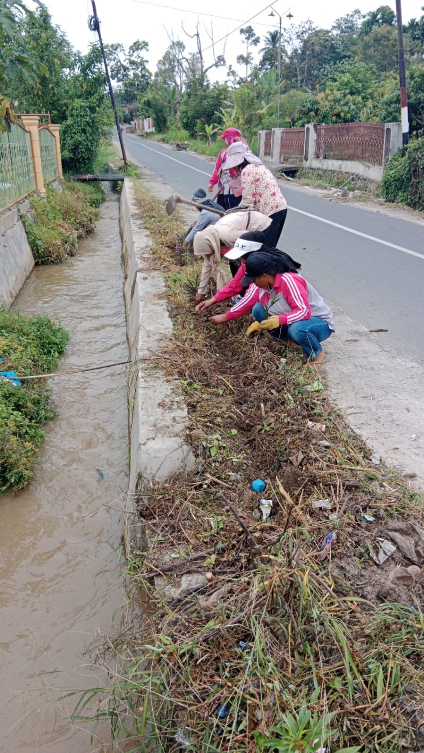 Pemdes Sibungabunga dan Masyarakat Gotoroyong Di Sepanjang Jalan Utama Pedesaan