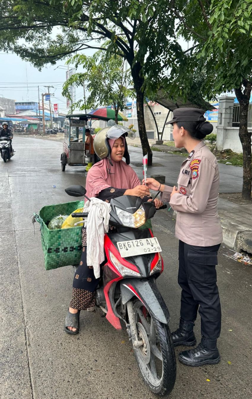 Polwan Polres Belawan Bagikan Bunga kepada Warga