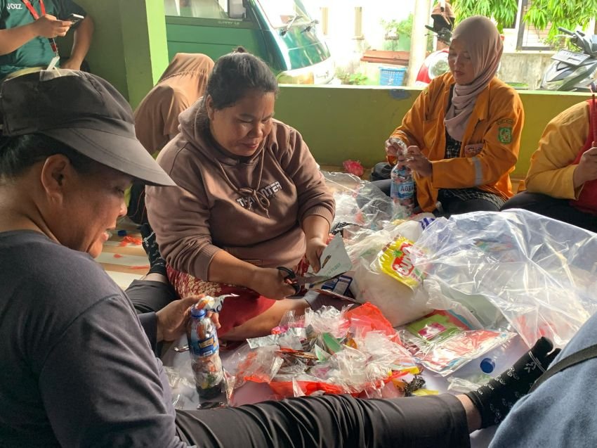 Wujudkan Kampung Merdeka, Alfamidi Gelar Edukasi Ecobrick Bersama Bank Sampah