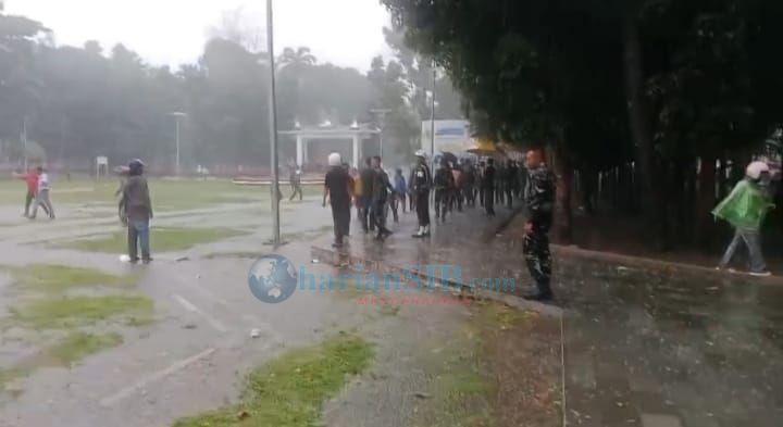 Ricuh di DPRD Pematangsiantar, Massa Lempari Gedung saat Hujan Deras