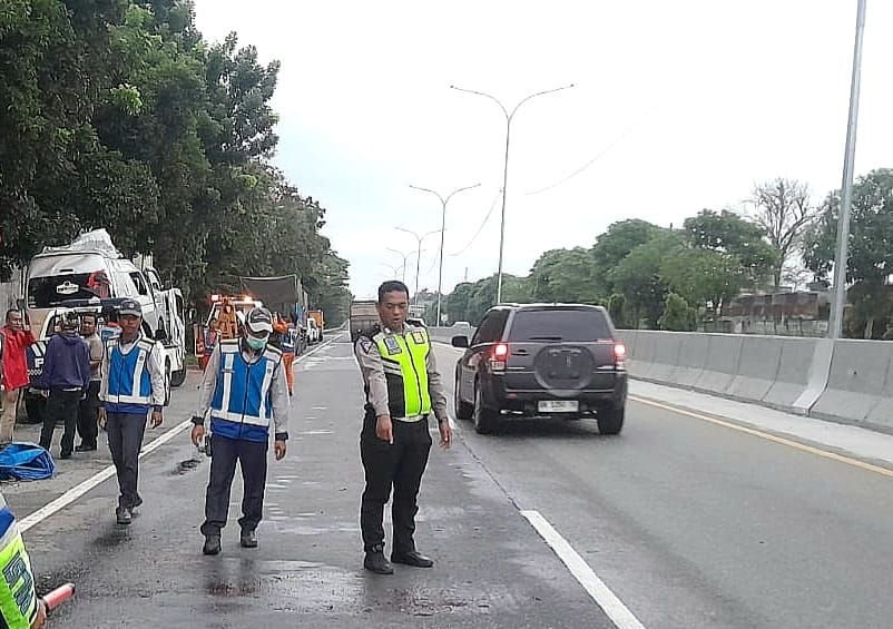 Toyota Hiace Tabrak Truk di Tol Tanjungmorawa, 1 Tewas, 5 Luka