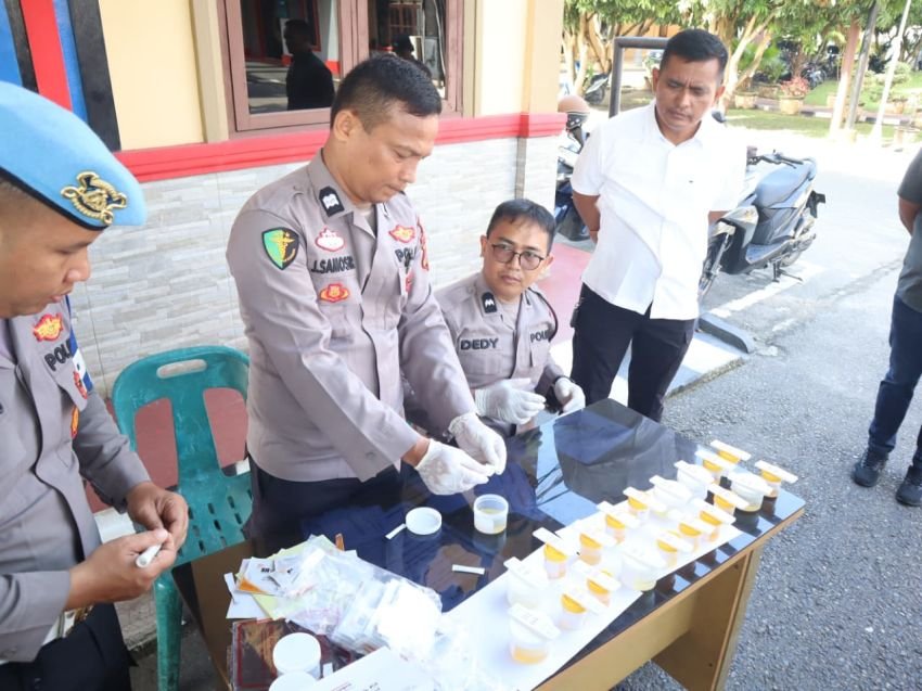 Polres Labuhanbatu Tes Urin Personel Satresnarkoba