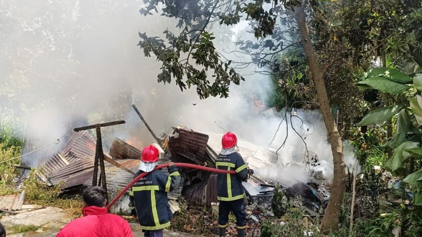 Lampu Semprong Meledak, Rumah Kontrakan Lansia di Jalan Nagur Ludes Terbakar