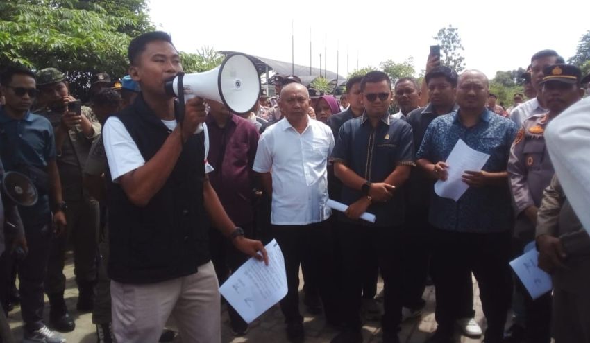 Massa HMI dan Masyarakat Demo di Kantor DPRD Labura