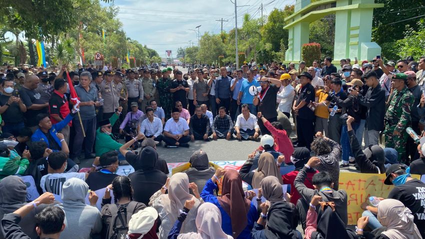 Terima Aspirasi Demonstran, Anggota DPRD Kota Tebingtinggi Duduk Bersama di Jalan
