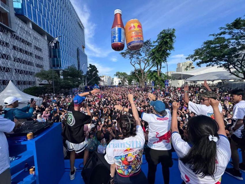 Massa Penuhi Kompleks Lapangan Merdeka Medan dalam &ldquo;Satu Energi, Satu Semangat&rdquo; Kratingdaeng